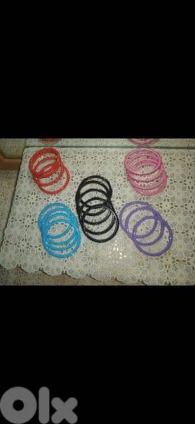 plastic brac3lets 6 colours strass all over 5=15$ 6