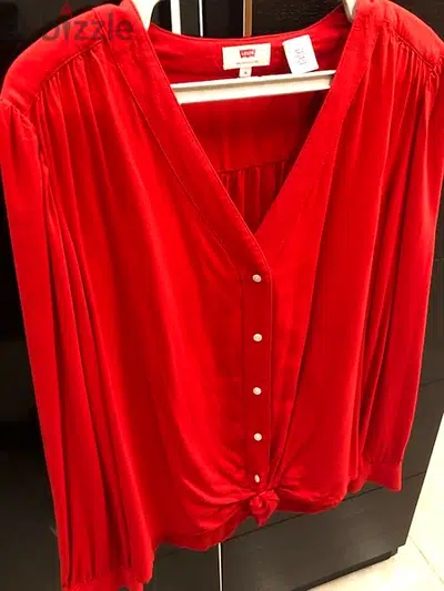 chemise levis, red color used once