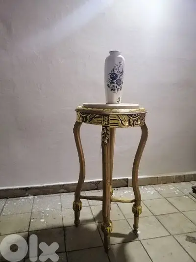 طاولة زاوية ملبسة ورق ذهب وج رخام