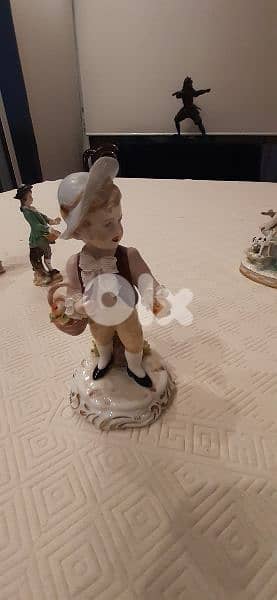 8 figurines 9