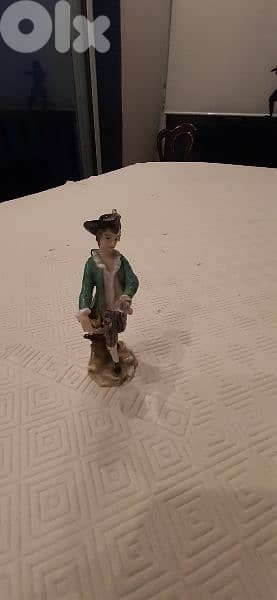 8 figurines 13