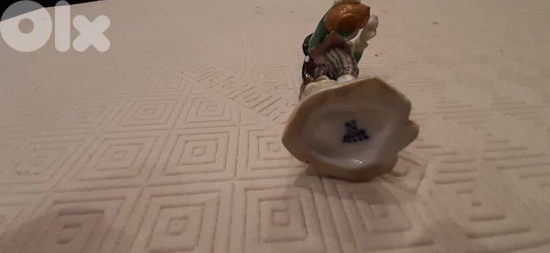 8 figurines 14