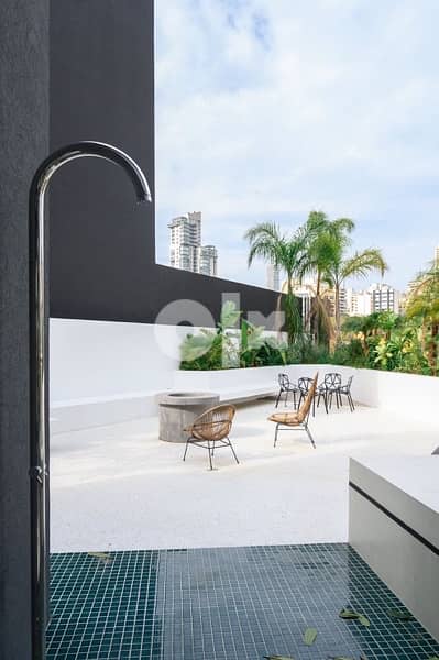 Amazing lofty penthouse with suspended pool and terrace
