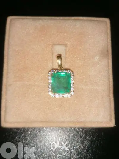 Certified 4.36 ct emerald pendant