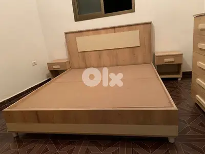 تخت مجوز مع كمدينات صغار اتنين
