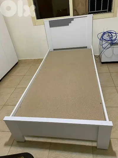 تخت مفرد مع شفنيرة مع مرايا