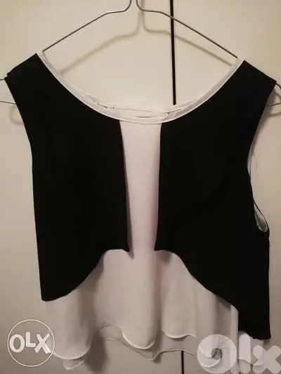 Black and White Top Size 40.