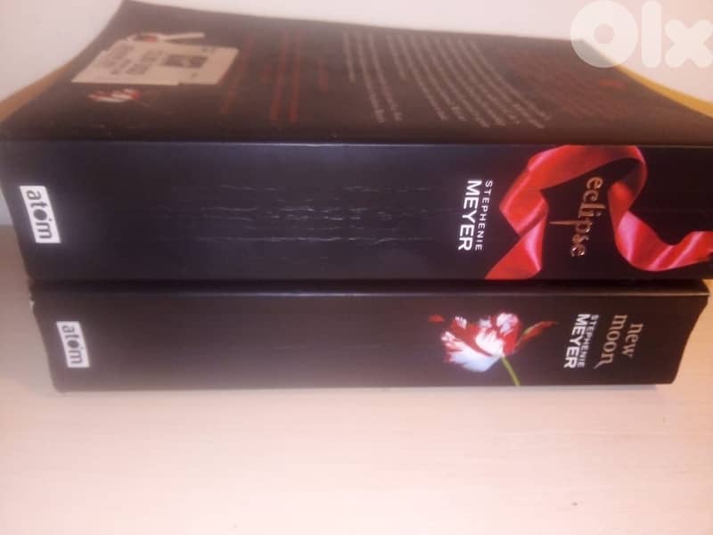 two books from the twilight saga"new moon" & eclipse by stephenie meye 2