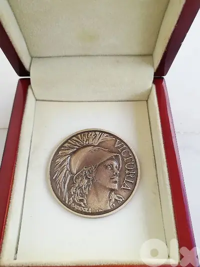 ميدالية الملكة فيكتوريا antique