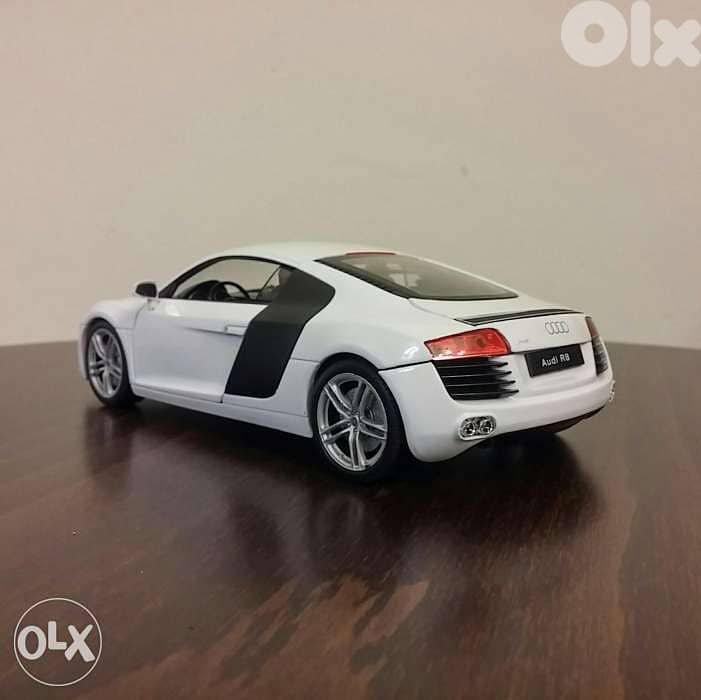 Audi R8 diecast car model 1:24 3