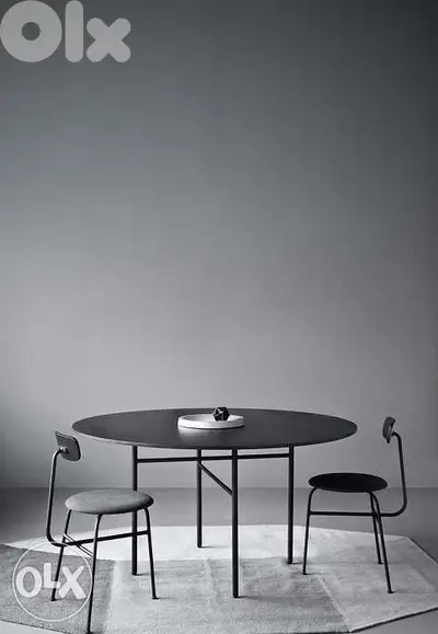 Round dining table