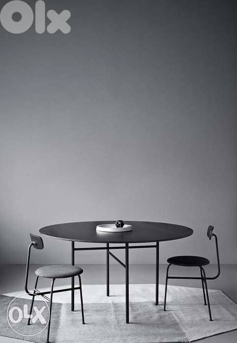 Round dining table 0