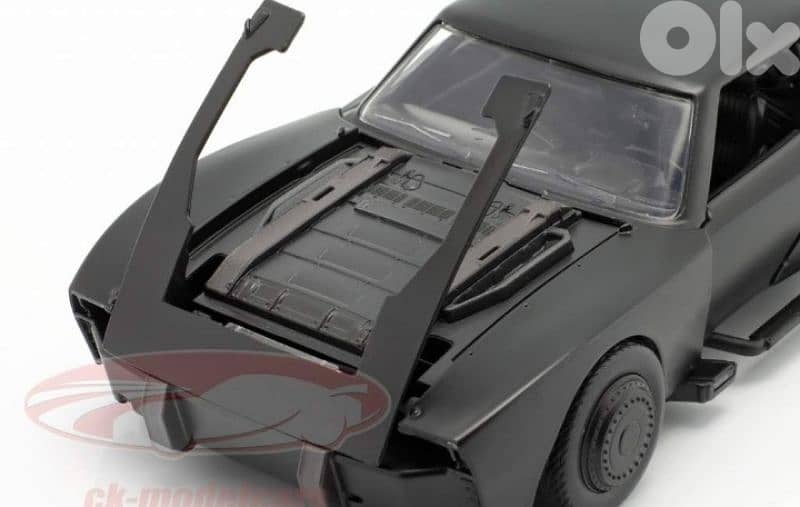 Batman 2022 Batmobile with figure, diecast car model 1:24. 5