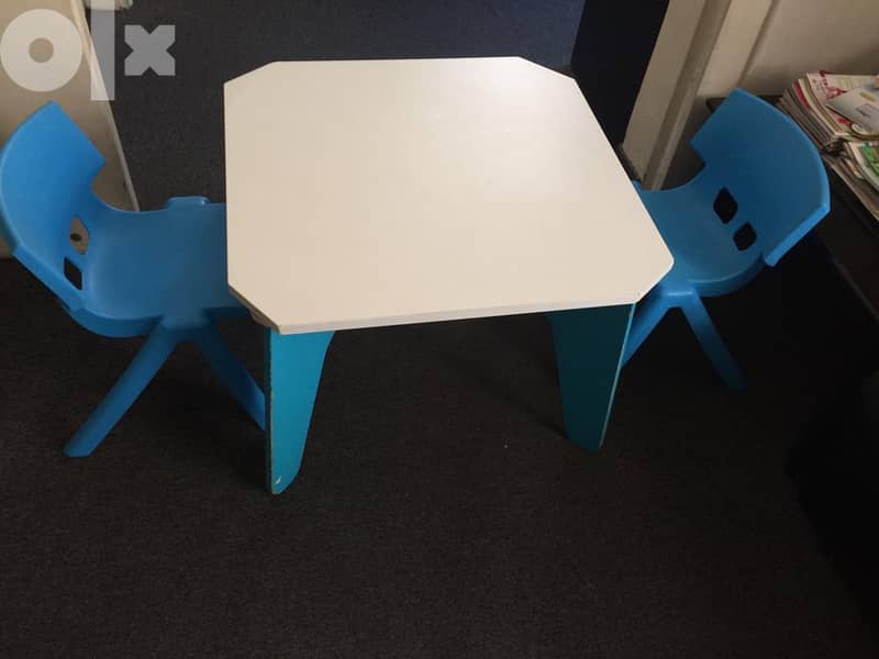Table with 2 cbairs 0