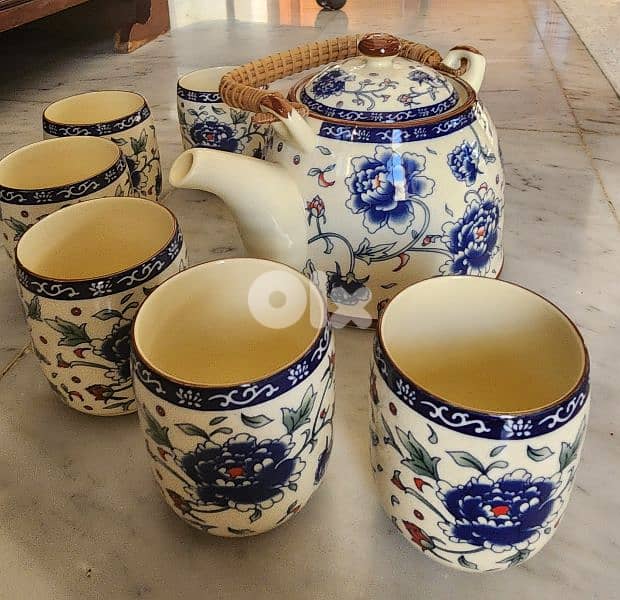 Exquisite Chinese tea pot and mugs 0