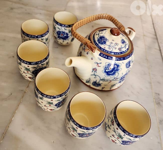 Exquisite Chinese tea pot and mugs 1