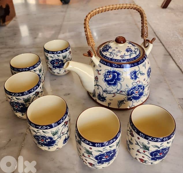 Exquisite Chinese tea pot and mugs 2