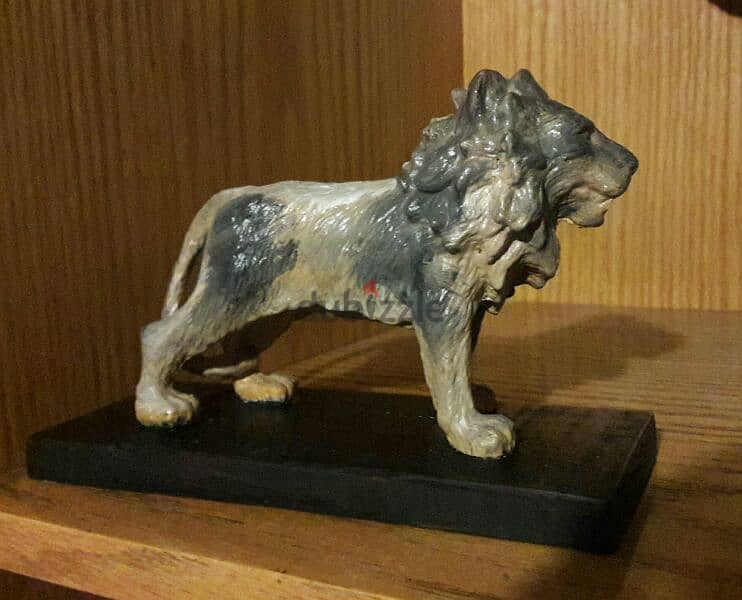 Lion statue 0
