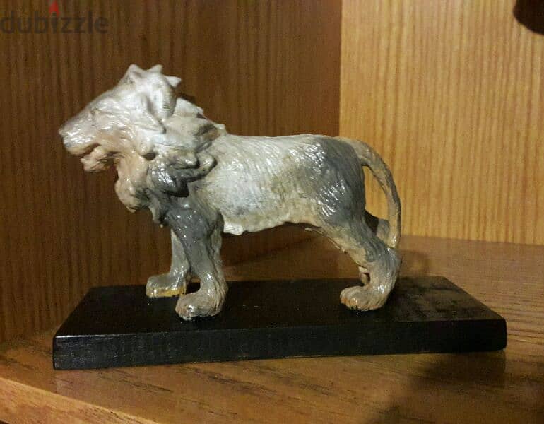 Lion statue 1