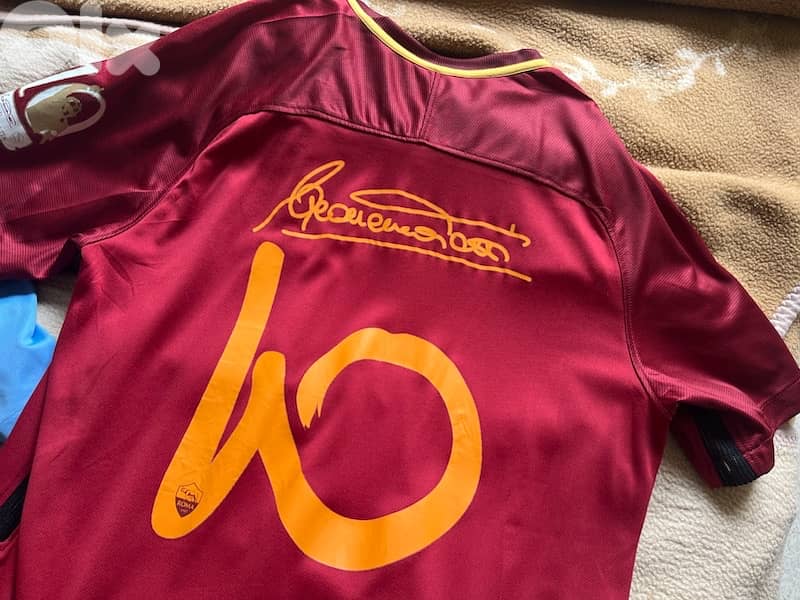 Retirement of TOTTI  with signature special edition roma nike kit 0