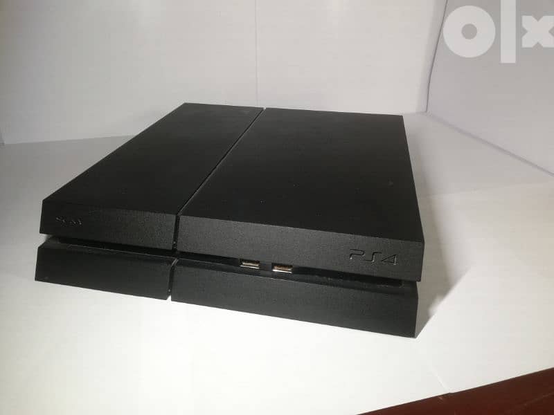 PS4 + Controller + 3 Games 0