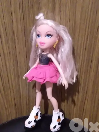 BRATZ HELLO MY NAME IS CLOE MGA GREAT Weared doll +Shoes, flex legs=25