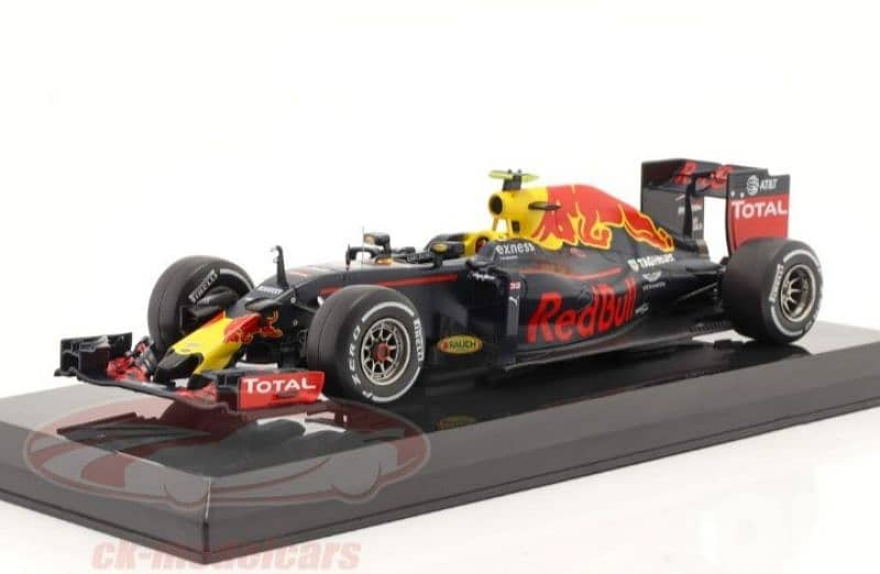 Max Verstappen Red Bull RB12 (2016) diecast car model 1:24. 0