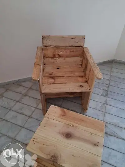 كرسي خشب مع طاولة صندوق wood pallets chair and box table