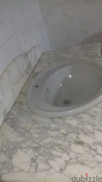 مغسلة مع رخامة .