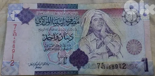ورقة نقدية عليها صورة الزعيم الليبي الراحل معمر القذافي