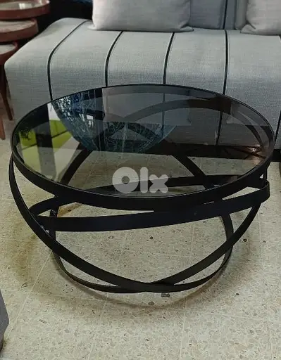 طاولة نصف اسوارة.  center table
