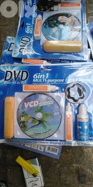 علب تنظيف cd وفيها cd فاضي ب ٥٠ الف ليره