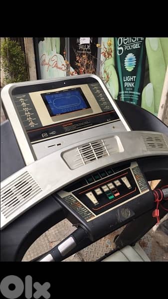 big treadmill like new hold up to 150kg with incline usb speakers 8