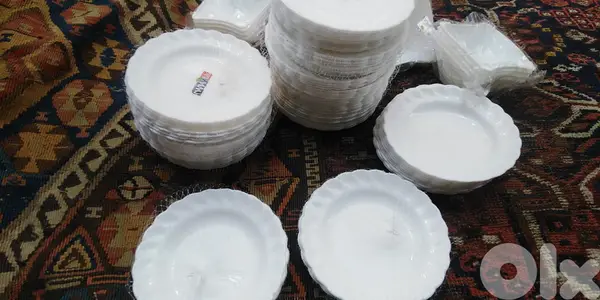 صحون بلاستيك مرتبين ما بينكسروا. . . .