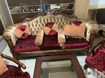 طقم كنبايات حفر خشب زان خمس قطع وطاولة