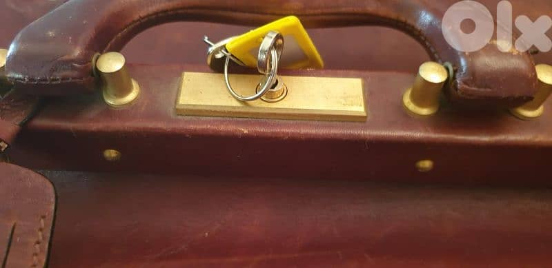 price  reduced antique hand made bag quen leather 6