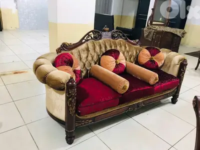 طقم كنبايات حفر خشب زان خمس قطع وطاولة