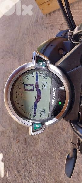 MOTO GUZZI V9 BOBBER 3