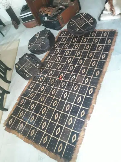 Reel leather carpet with pouff