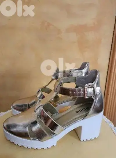 Escape golden shunky sandals  39 ساندال  دهبي