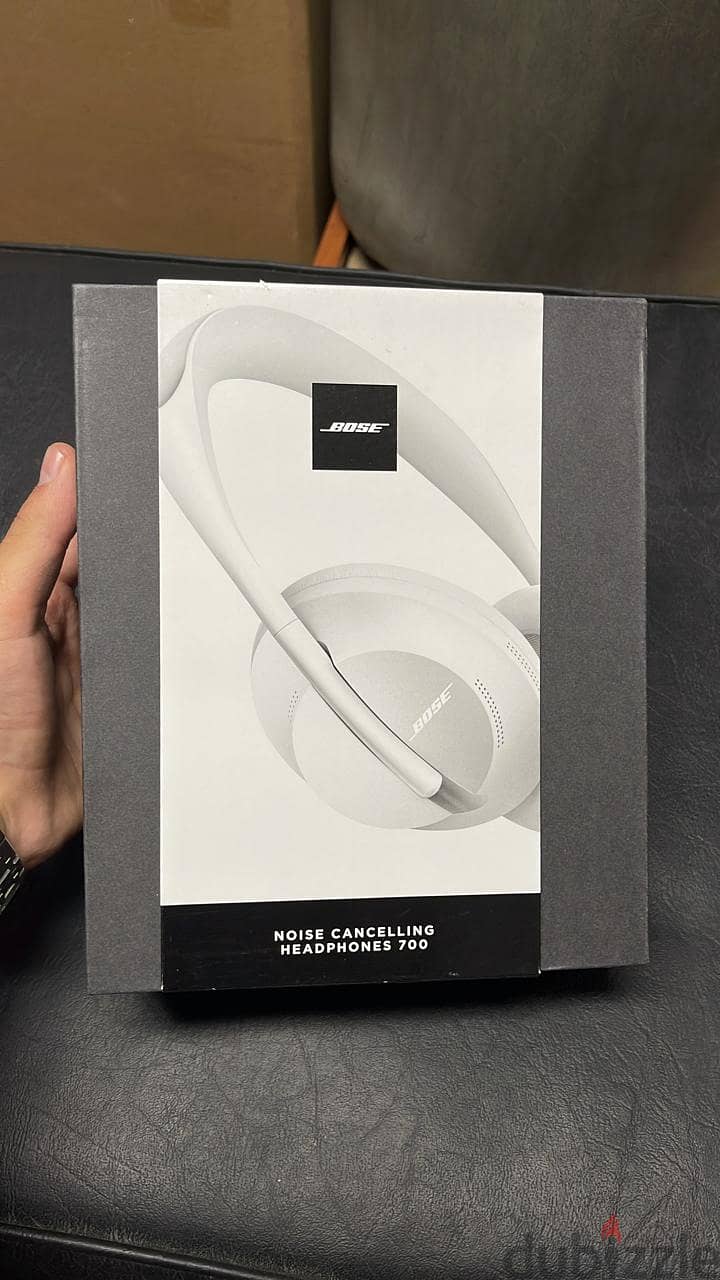 Bose 700 noise cancelling headphones white 0