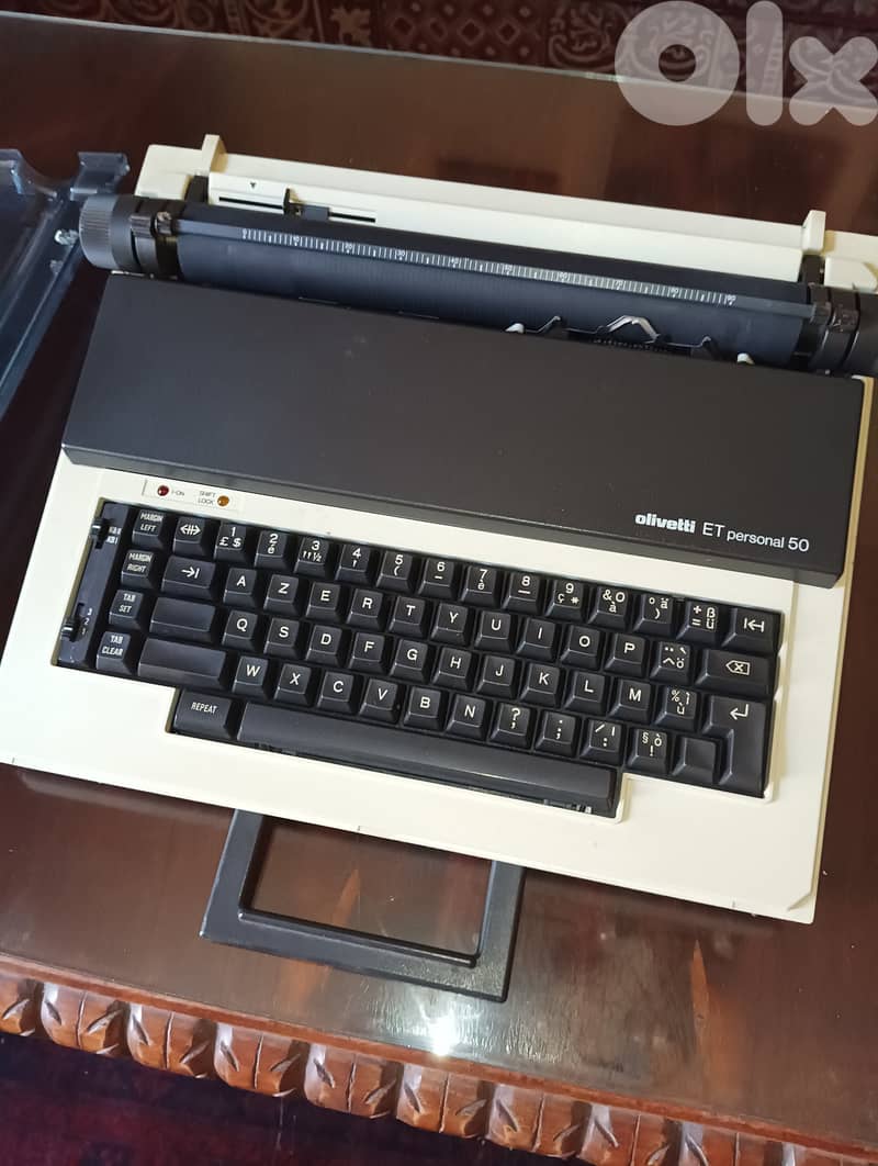 Vintage Olivetti ET Personal 50 Type Writer 0