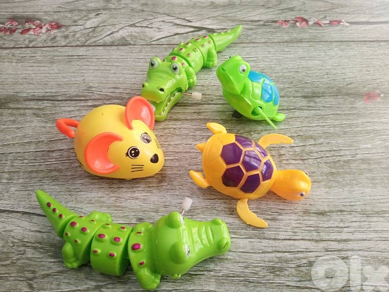 Fast cute crawling crocodile and mouse 1