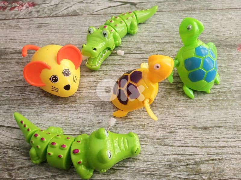 Fast cute crawling crocodile and mouse 6