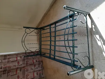 تخت عدد ٢ حديد فور فورجي بينفك مع مراية و ٢ كومودينا و كرسي