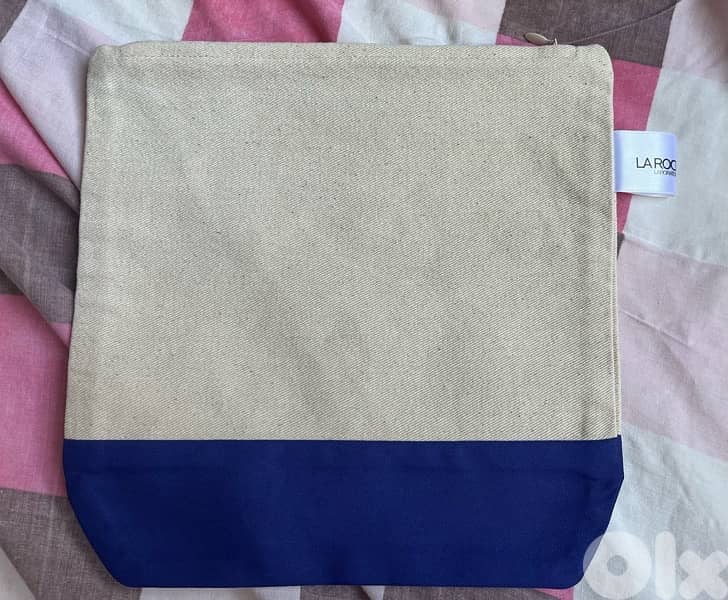 trousse de makeup  la roche posay for 5 usd 1