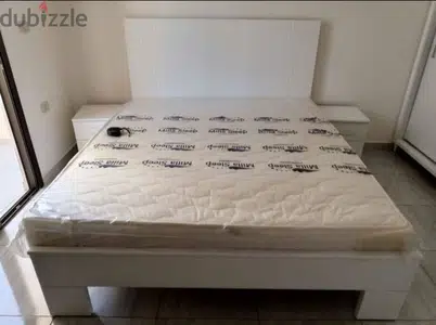 تخت مجوز و كومود 2 مع فرشة طبية جديدة من المعمل (210).
