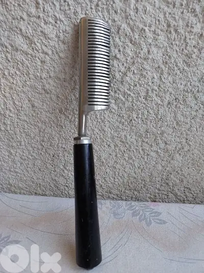 Old Steel Comb - مشط معدني قديم