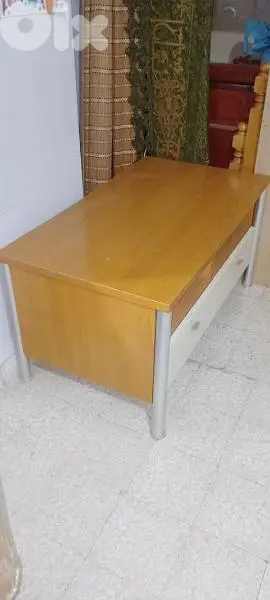 طاولة مع جوارير