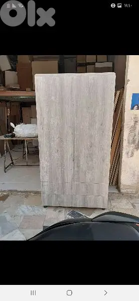 خزانة حجم كبير ملبسة كلا من برا وجوا مع ظهر ملبس ابيض